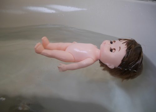 お風呂に水に浮かんでいるレミンちゃん