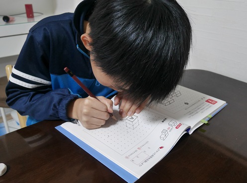 天才ドリルの上級編の問題と解く小学3年生の男の子