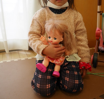メルちゃん人形を抱っこする女の子
