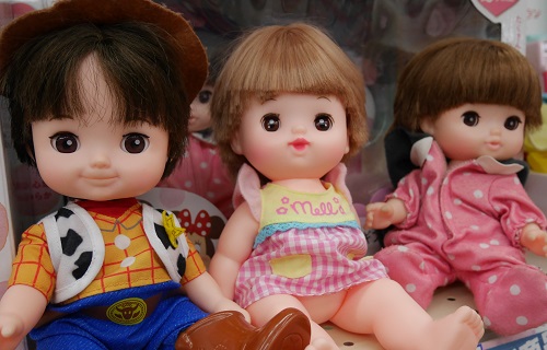レミンとソランの売り場で、女の子向けの人形たちが並ぶ