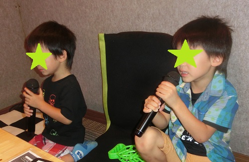カラオケのマイクで歌う5歳と3歳の兄弟