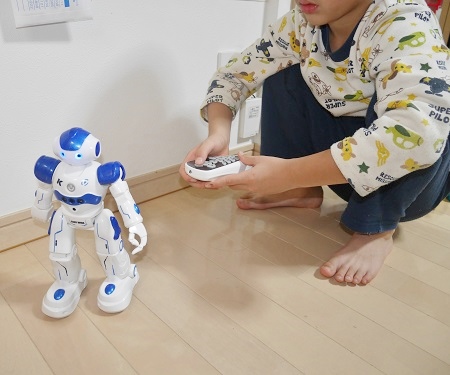 ラジコンロボットのおもちゃを動かす男の子
