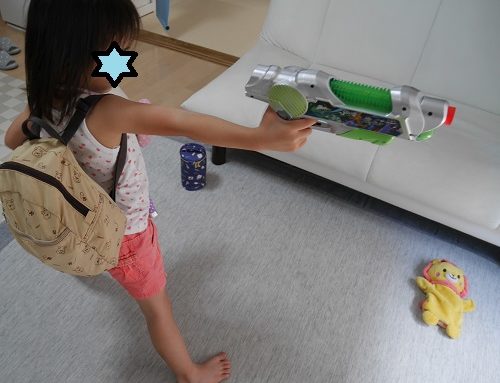 バズの銃のおもちゃで遊んでいる4歳女の子