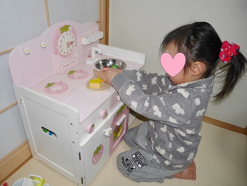 マザーガーデンのキッチンセットで遊ぶ3歳の娘