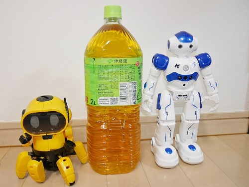 ２リットルペットボトルと並んで立つ2体のロボット