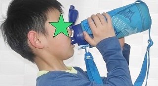 800ml水筒を飲む小学生男の子