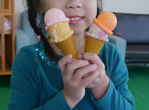 アイスクリームタワーでお店屋さんごっこを楽しむ4歳女の子