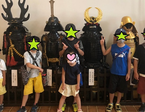 岡崎城で兜の前に並ぶ子供たち