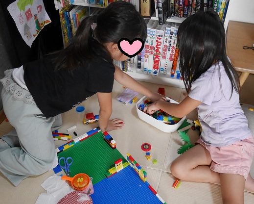 LEGOとラキューの女の子の遊び方を比較