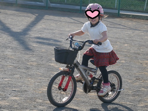 補助輪ナシの自転車に乗る4歳の女の子