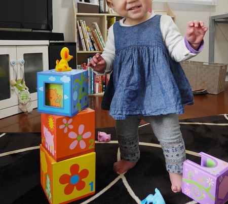 ジェコの箱かさねのおもちゃで遊ぶ、1歳の女の子