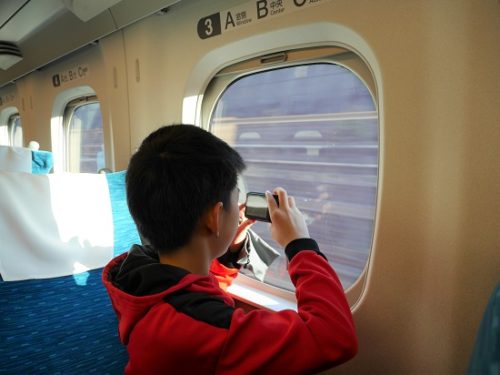 キッズカメラで新幹線の写真を撮って暇つぶしをする小学生