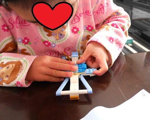 レゴのシンデレラの馬車を組み立てている小学1年生の女の子