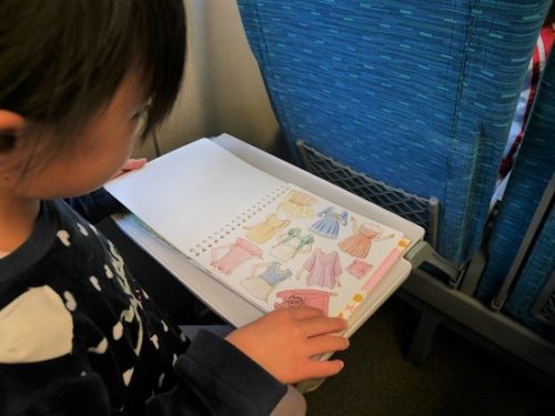 小学1年生の女の子が新幹線の中で暇つぶしするシールブック