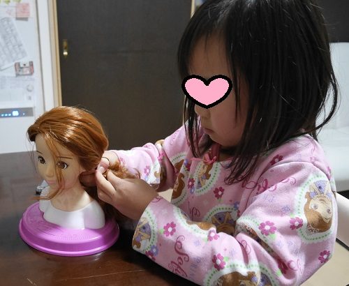 6歳の女の子と、メガハウスのヘアメイクアーティストの人形