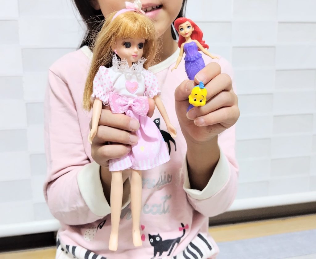 ディズニープリンセスのミニドールとリカちゃん人形のサイズを比較