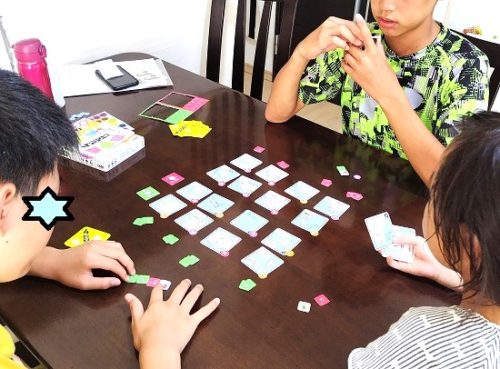 カードゲーム「4コママンガ」で遊んでいる兄弟
