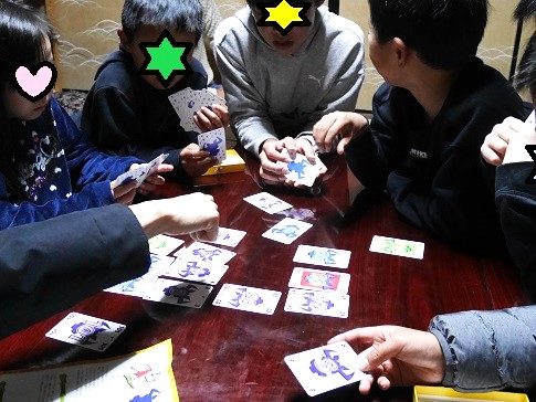 カードゲームのニムトで遊ぶ親戚の子ども