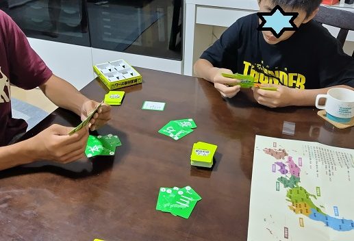 都道府県ゲームで遊ぶ中学生男子と小学生男子