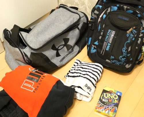 小学校高学年や中学生の修学旅行のバッグにUNOを入れている