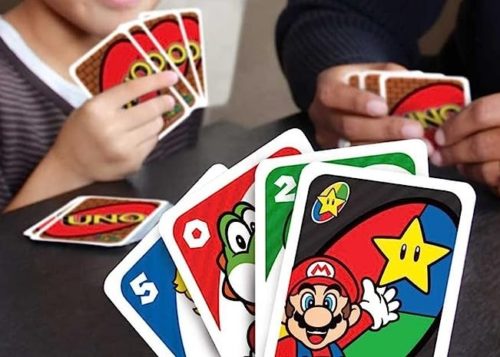 UNOマリオカードで遊ぶ家族